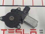 Мотор привода люка левый Tesla model S, model S REST 6008620-00-B - фото 2